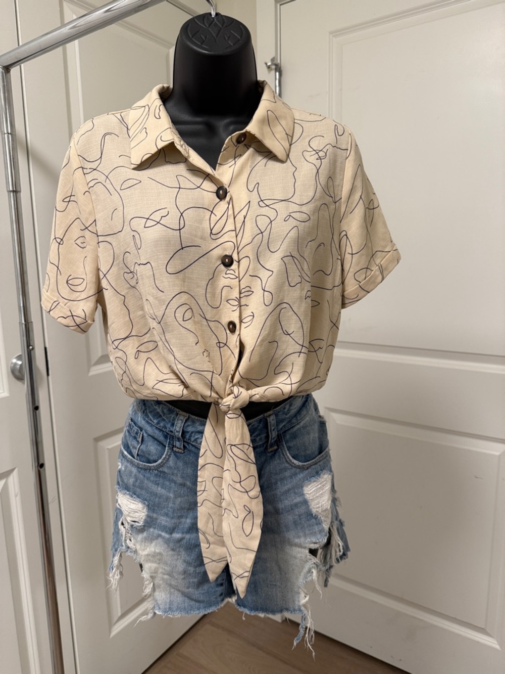Abstract Line Art Blouse - Picture 9 of 10